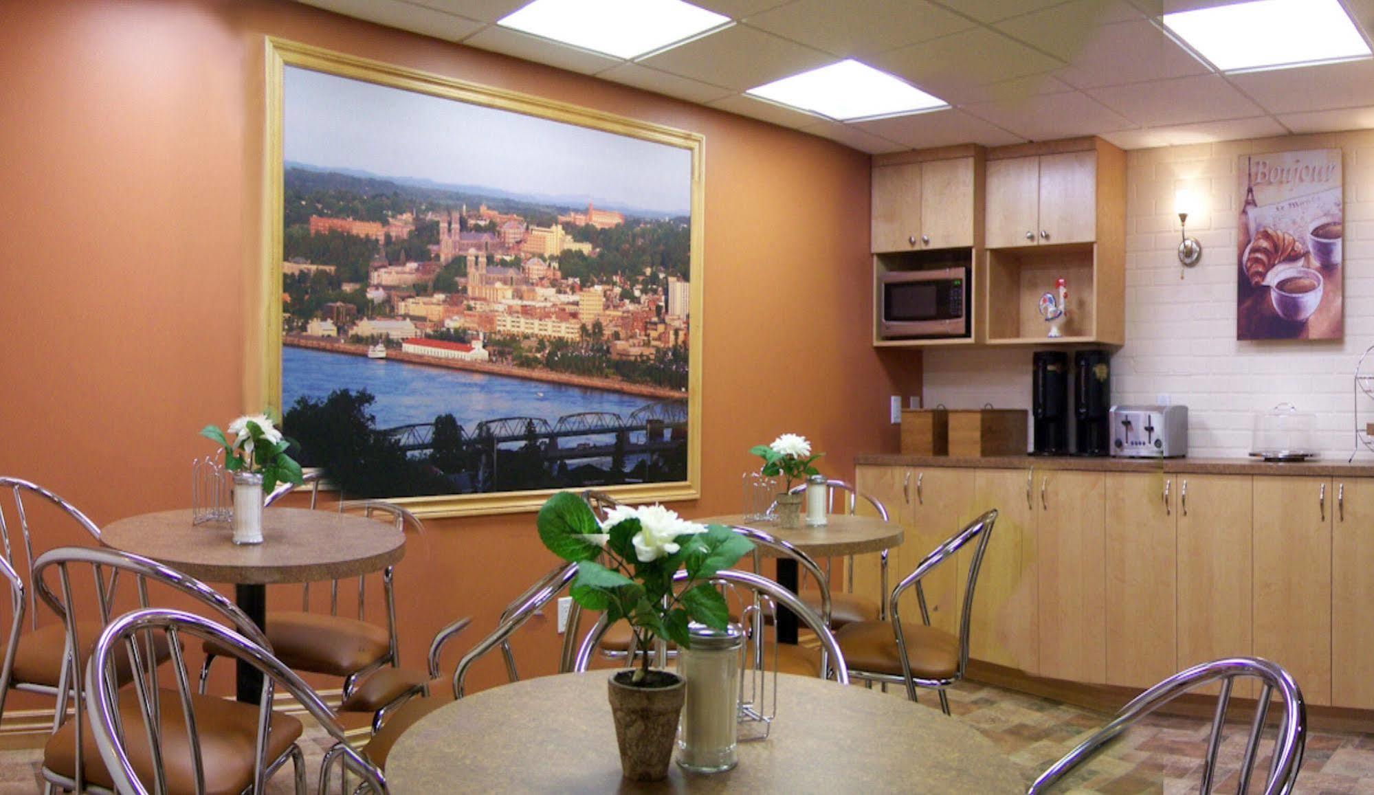 Auberge Centre Ville Chicoutimi Exteriör bild